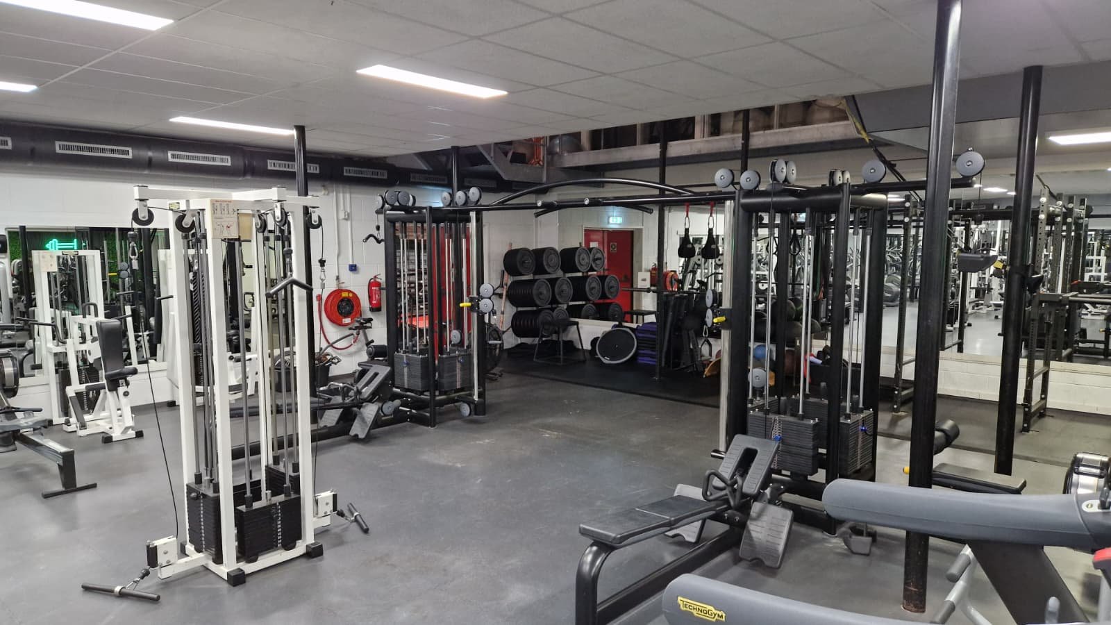 Nieuw kabelstation voor krachttraining voor beginners bij AS Family Fitness Center in Heerhugowaard